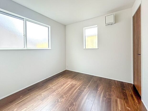 【子供部屋洋室4.5帖】お子様のお部屋にぴったりなクロークを備えたフローリング仕様の洋室です。