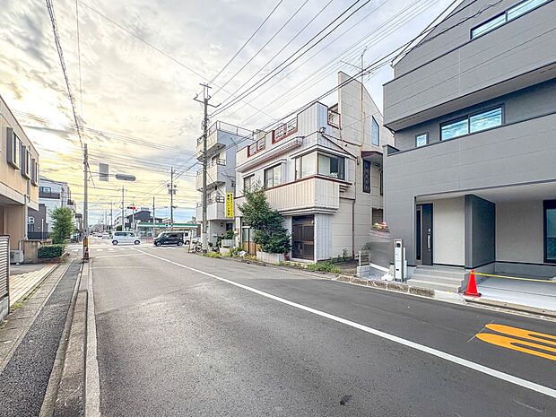 【前面道路】家の前をまっすぐの通りが走っている。クルマは少なく、人々は毎朝、ウォーキング、ジョギング、犬の散歩など、フリーな朝時間を過ごしている。