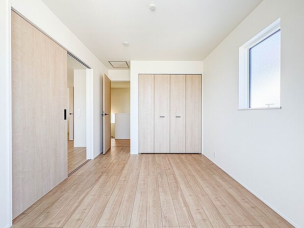 2号棟【子供部屋5.28帖】お子様のお部屋にぴったりなクロークを備えたフローリング仕様の洋室です。