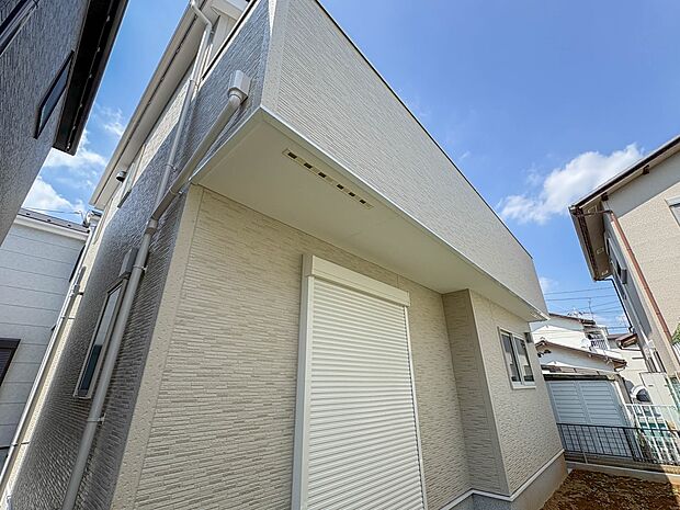 2号棟【外観】堂々たる趣ながら、主張し過ぎずどこか余裕を感じさせるシャープなフォルムで佇む邸宅は、晴天の空と照らし合わせる事で、本来あるべき完成形の姿を見せてくれます。