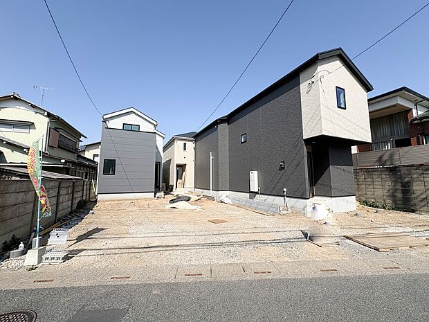 2号棟【前面道路4m】家の前をまっすぐの通りが走っている。クルマは少なく、人々は毎朝、ウォーキング、ジョギング、犬の散歩など、フリーな朝時間を過ごしている。