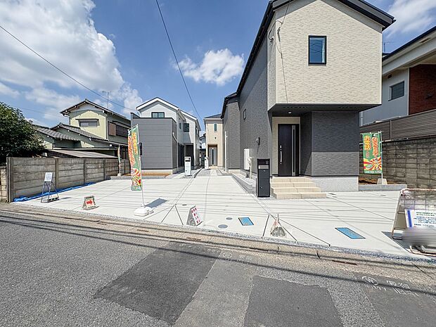 2号棟【前面道路4m】家の前をまっすぐの通りが走っている。クルマは少なく、人々は毎朝、ウォーキング、ジョギング、犬の散歩など、フリーな朝時間を過ごしている。