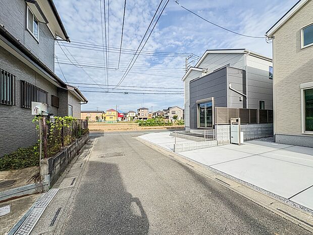 【前面道路】車の通行が少ないので、静かな住環境を維持することができます。