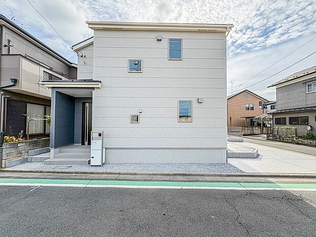 1号棟【駐車場】ゆったりとした駐車スペースを確保。大きめのお車でもOK。