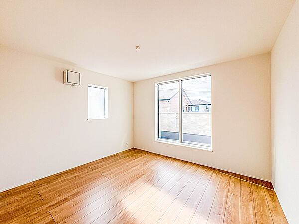 2号棟【寝室7.7帖】充実した生活は伸びやかな居室空間から始まります。快適に・伸びやかに。心の潤いを求める方々へ。