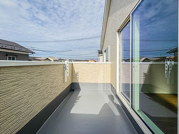 2号棟【バルコニー】  バルコニーから差し込む陽光・通風は、住環境・快適性と共に有り続ける貴重な「財産」です。