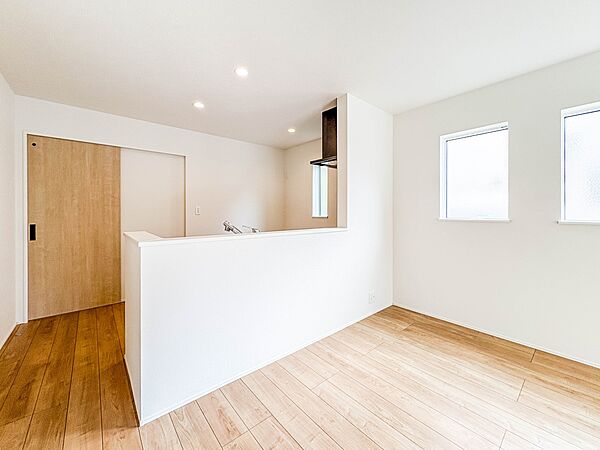 2号棟【ダイニングキッチン】料理をしながら、後片付けをしながら二人で会話を楽しみたい空間。