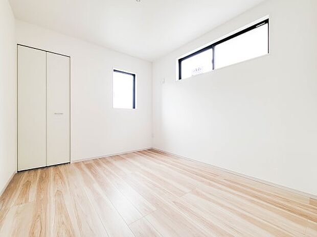 【子供部屋】お子様のお部屋にぴったりなクロークを備えたフローリング仕様の洋室です。