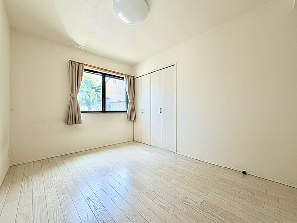 【寝室】寝室は大きいベッドを置くことも可能です。