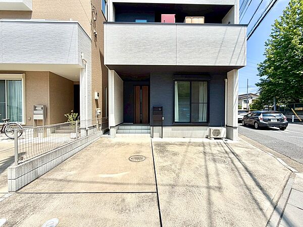 【駐車場】毎日の生活にマイカーが必須という方は、購入を検討する際、駐車場があることは大事な条件です。毎日の通勤や家族の送迎、買い物やお出かけなどクルマのある暮らしを満喫したい方は要チェック。…