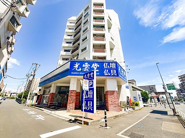 【外観】堂々たる趣ながら、主張し過ぎずどこか余裕を感じさせるシャープなフォルムで佇む邸宅は、晴天の空と照らし合わせる事で、本来あるべき完成形の姿を見せてくれます。
