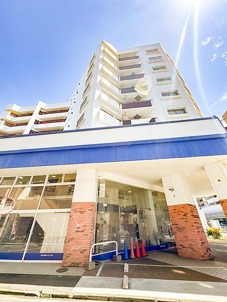 【外観】鉄筋コンクリート造9階建ての3階部分。クローゼットや下足箱など各所に収納を備えた2LDK。