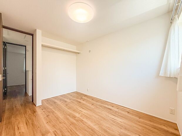 17号棟【子供部屋5.5帖】お子様のお部屋にぴったりなクロークを備えたフローリング仕様の洋室です。