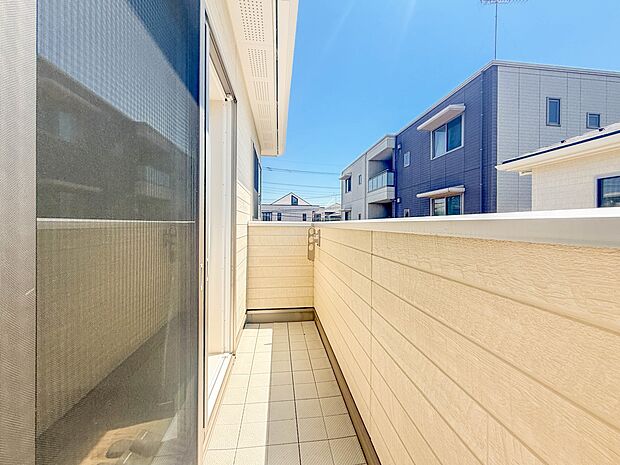 17号棟【バルコニー】 バルコニーから差し込む陽光・通風は、住環境・快適性と共に有り続ける貴重な「財産」です。