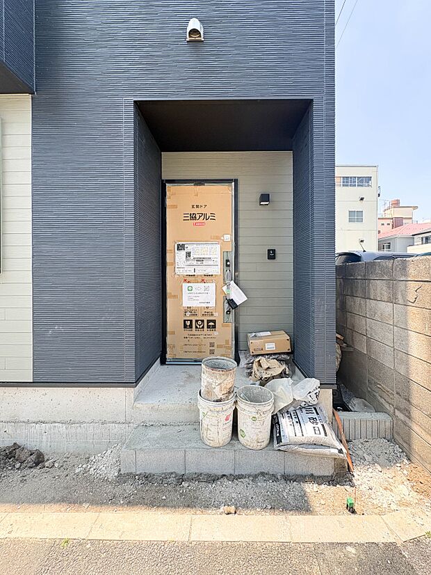 【玄関】玄関はおうちの顔と言われます。玄関アプローチは、外観デザインの印象を左右します。ご家族の個性を出しながら、素敵な玄関でお客様をお迎えしてください。