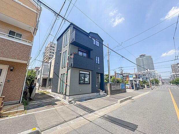 【外観】家族の温かさと陽光の暖かさ、楽しい毎日と明るい未来を予感させる「空間が織り成すひとつ先の住み心地」を演出します。