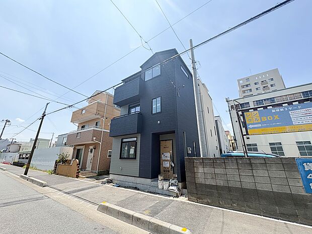 【現地】陽あたりの良さは必須条件。家族の温かさと陽光の暖かさ、楽しい毎日と明るい未来を予感させる。