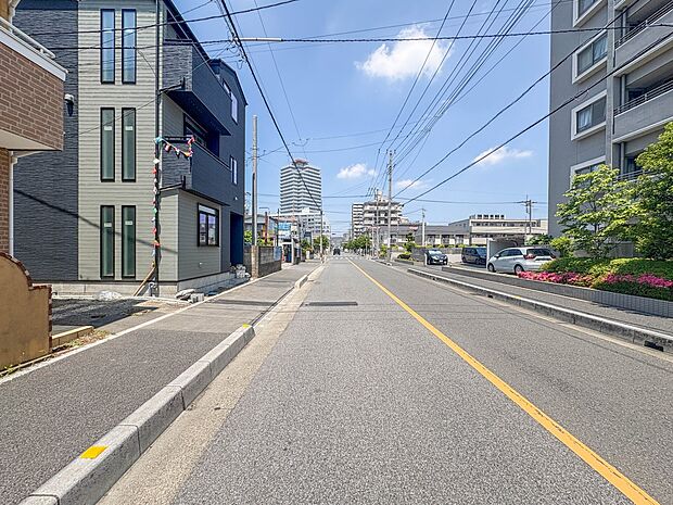 【前面道路12ｍ】車の通行が少ないので、静かな住環境を維持することができます。