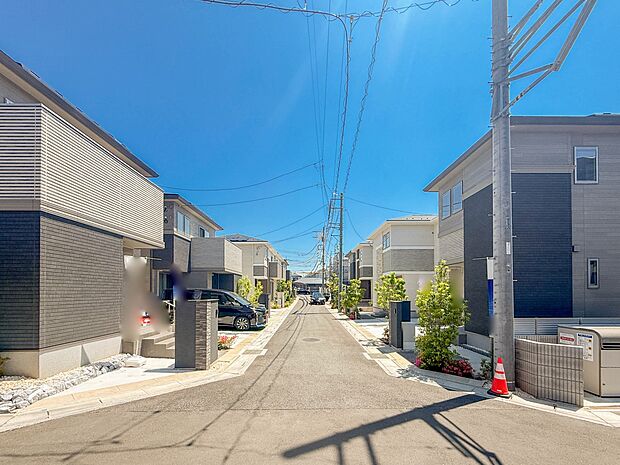 1号棟【前面道路】家の前をまっすぐの通りが走っている。クルマは少なく、人々は毎朝、ウォーキング、ジョギング、犬の散歩など、フリーな朝時間を過ごしている。