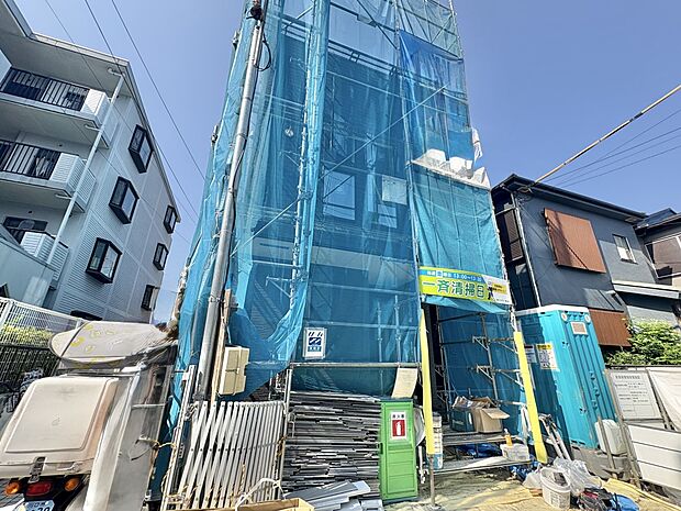 【外観】堂々たる趣ながら、主張し過ぎずどこか余裕を感じさせるシャープなフォルムで佇む邸宅は、晴天の空と照らし合わせる事で、本来あるべき完成形の姿を見せてくれます。