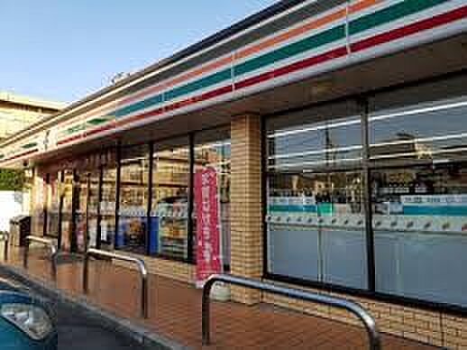 コンビニ 143m セブンイレブン川口芝西2丁目店(セブンイレブンは近くて便利を掲げています。近くとは、心の近さ。便利とはモノが期待以上の品質でお客さまに届くこと。セブン銀行など新しいサービ…