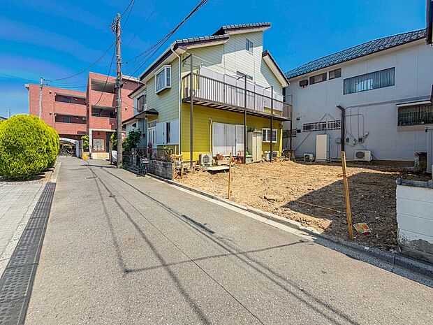 【前面道路】家の前をまっすぐの通りが走っている。クルマは少なく、人々は毎朝、ウォーキング、ジョギング、犬の散歩など、フリーな朝時間を過ごしている。