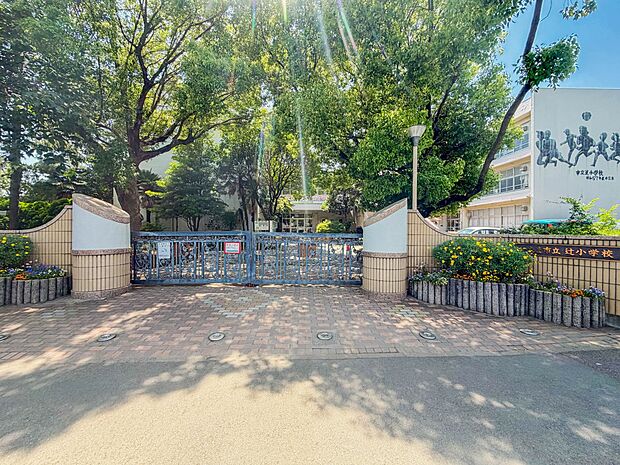 中学校 450m さいたま市立南浦和中学校(さいたま市立南浦和中学校(市立浦和南高校や小学校、幼稚園などと並んだ場所に位置します。長く輝かしい歴史を持ち、生徒が勉学に集中できる環境の中で、独…