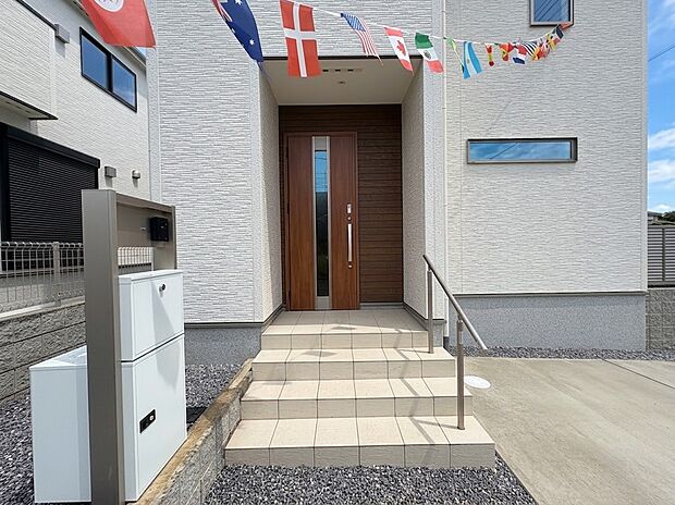 2号棟【玄関】玄関はおうちの顔と言われます。玄関アプローチは、外観デザインの印象を左右します。