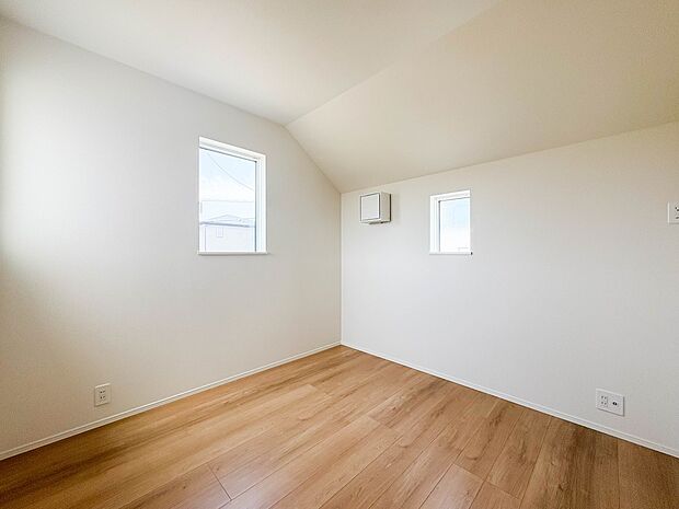 2号棟【子供部屋4.5帖】お子様のお部屋にぴったりなクロークを備えたフローリング仕様の洋室です。