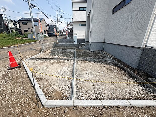 2号棟【駐車場】毎日の生活にマイカーが必須という方は、購入を検討する際、駐車場があることは大事な条件です。毎日の通勤や家族の送迎、買い物やお出かけなどクルマのある暮らしを満喫したい方は要チェ…