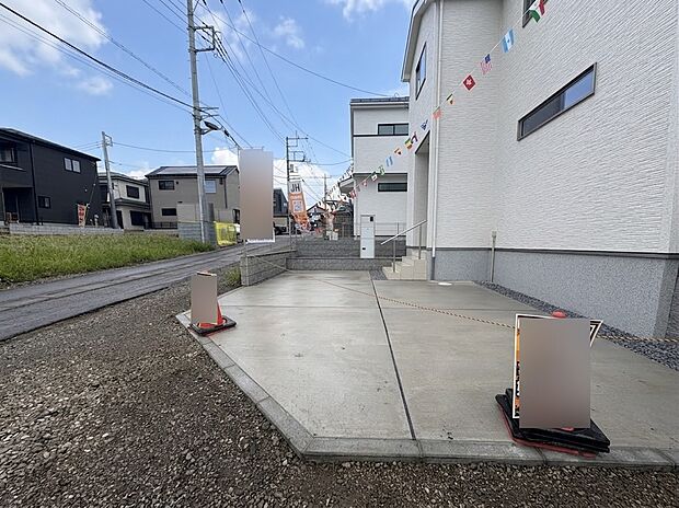 2号棟【駐車場】毎日の生活にマイカーが必須という方は、購入を検討する際、駐車場があることは大事な条件です。毎日の通勤や家族の送迎、買い物やお出かけなどクルマのある暮らしを満喫したい方は要チェ…