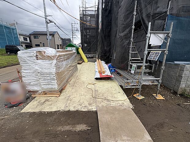 2号棟【駐車場】毎日の生活にマイカーが必須という方は、購入を検討する際、駐車場があることは大事な条件です。毎日の通勤や家族の送迎、買い物やお出かけなどクルマのある暮らしを満喫したい方は要チェ…