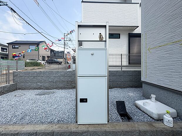 2号棟【郵便受け】郵便物には、ご家族の情報やクレジットカード・銀行口座情報など、個人情報が満載です。鍵付きのポストが、ご家族の個人情報をしっかりと守ります。