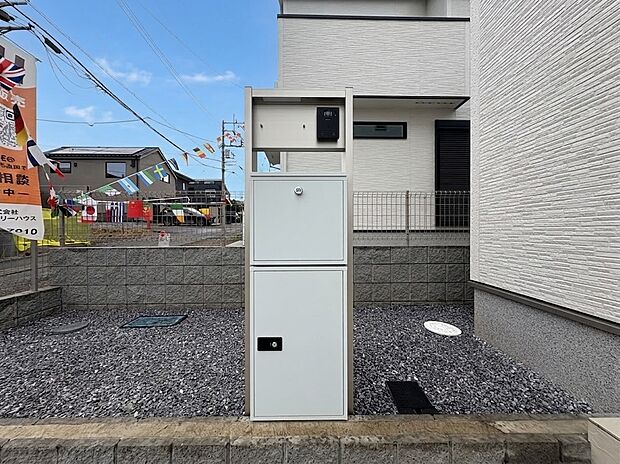 2号棟【郵便受け】郵便物には、ご家族の情報やクレジットカード・銀行口座情報など、個人情報が満載です。鍵付きのポストが、ご家族の個人情報をしっかりと守ります。