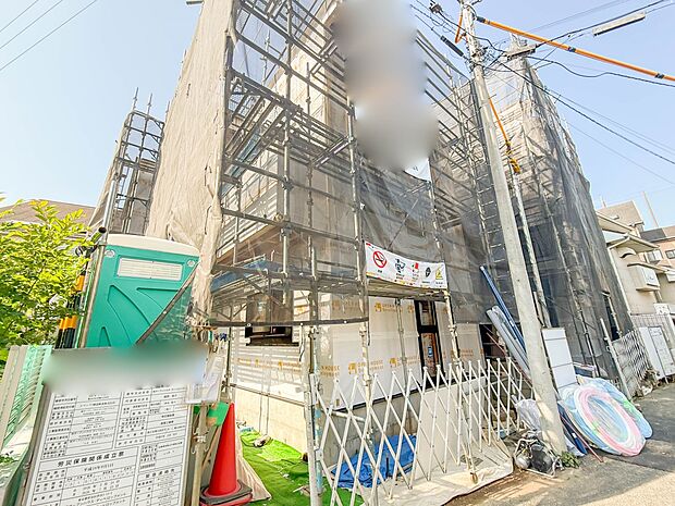1号棟【外観】堂々たる趣ながら、主張し過ぎずどこか余裕を感じさせるシャープなフォルムで佇む邸宅は、晴天の空と照らし合わせる事で、本来あるべき完成形の姿を見せてくれます。