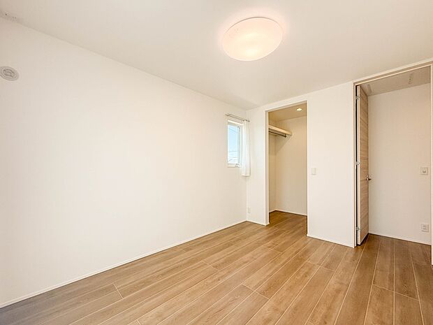 13号棟【子供部屋5.25帖】お子様のお部屋にぴったりなクロークを備えたフローリング仕様の洋室です。