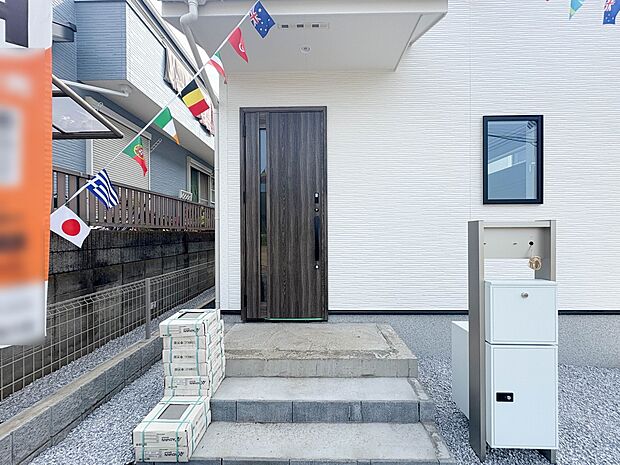 1号棟【玄関】玄関はおうちの顔と言われます。玄関アプローチは、外観デザインの印象を左右します。