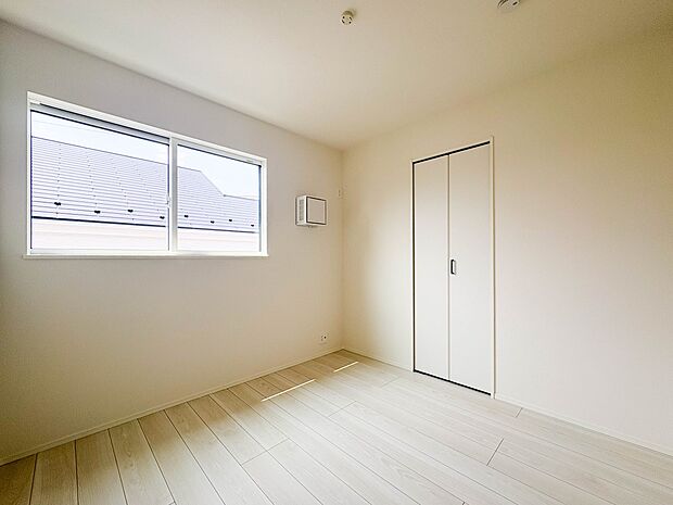 1号棟【子供部屋4.5帖】お子様のお部屋にぴったりなクロークを備えたフローリング仕様の洋室です。