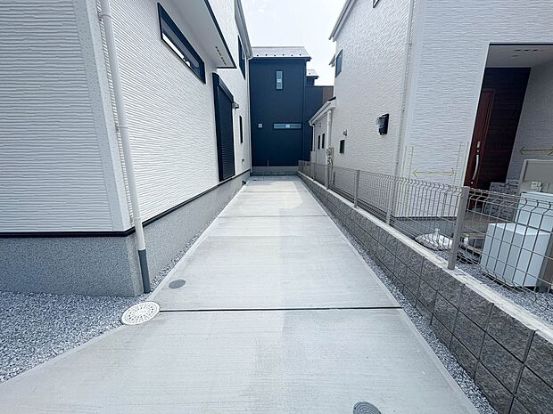 1号棟【駐車場】日々の暮らしにマイカーが必要。そんな方は物件の購入条件に駐車場は必須です。通勤に、家族のお迎えに、お買物に、おでかけに、クルマライフを楽しみたい方に。