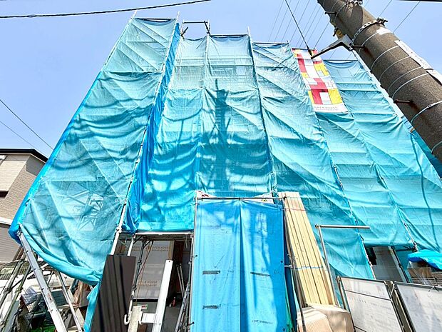 【外観】堂々たる趣ながら、主張し過ぎずどこか余裕を感じさせるシャープなフォルムで佇む邸宅は、晴天の空と照らし合わせる事で、本来あるべき完成形の姿を見せてくれます。