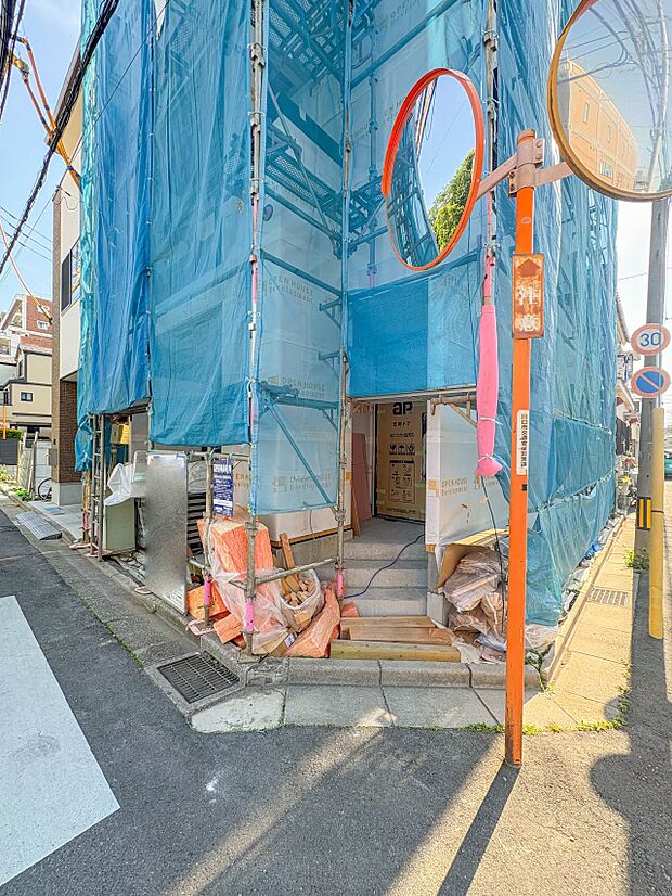 【玄関】家の顔となる玄関は、高いデザイン性が求められます。高級感と断熱性、防犯性に優れた玄関ドアを標準装備。ピッキング対策のセキュリティサムターン等、防犯に考慮しました。