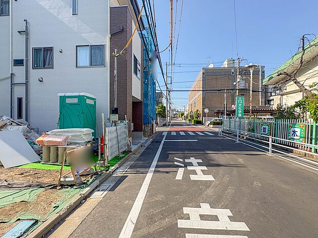 【前面道路】陽当りや通風性など各所に施された工夫で住みやすさを実現。部屋の大きさや周辺環境・街並など、資料には掲載していない情報が現地にはたくさんございます。是非ご確認下さい。
