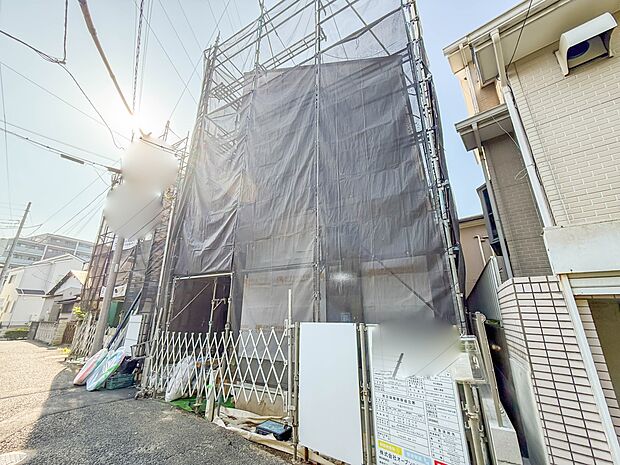 2号棟【外観】家族の温かさと陽光の暖かさ、楽しい毎日と明るい未来を予感させる「空間が織り成すひとつ先の住み心地」を演出します。