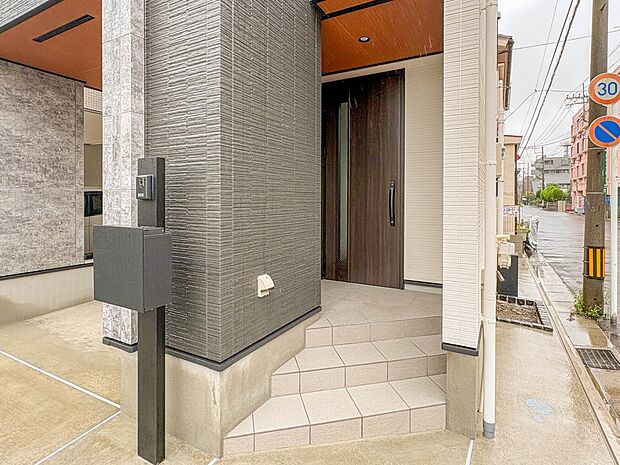 【4号棟玄関】家の顔となる玄関は、高いデザイン性が求められます。