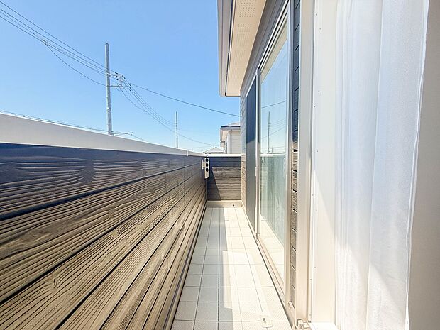 11号棟【バルコニー】 バルコニーから差し込む陽光・通風は、住環境・快適性と共に有り続ける貴重な「財産」です。