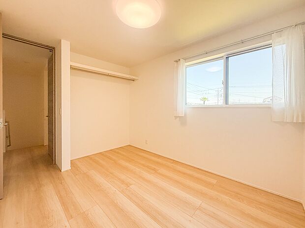 16号棟【子供部屋5.5帖】お子様のお部屋にぴったりなクロークを備えたフローリング仕様の洋室です。