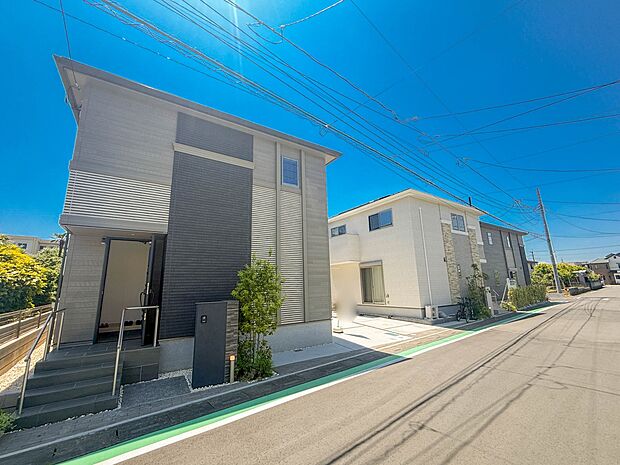 16号棟【前面道路】家の前をまっすぐの通りが走っている。クルマは少なく、人々は毎朝、ウォーキング、ジョギング、犬の散歩など、フリーな朝時間を過ごしている。
