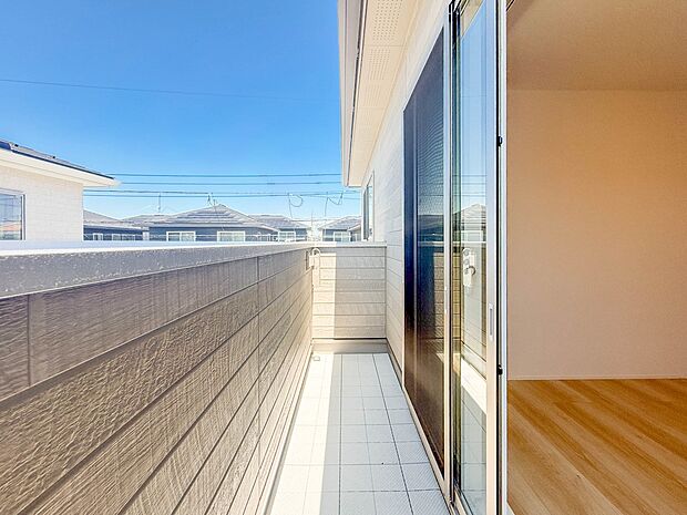16号棟【バルコニー】 バルコニーから差し込む陽光・通風は、住環境・快適性と共に有り続ける貴重な「財産」です。