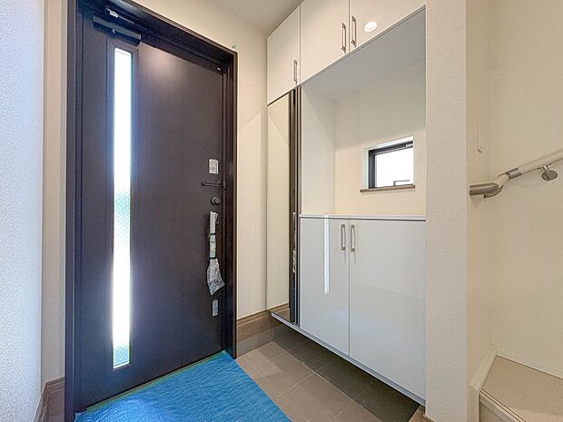 A号棟【玄関】玄関はおうちの顔と言われます。玄関アプローチは、外観デザインの印象を左右します。ご家族の個性を出しながら、素敵な玄関でお客様をお迎えしてください。