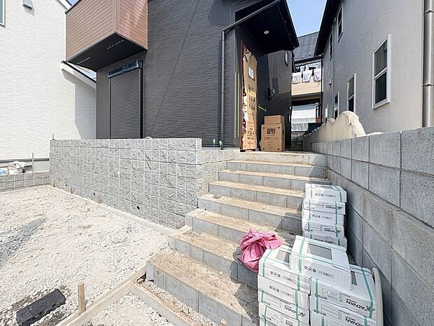 3号棟【玄関】玄関はおうちの顔と言われます。玄関アプローチは、外観デザインの印象を左右します。